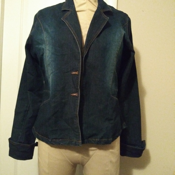 Woman's clothing - Picture 3 of 3